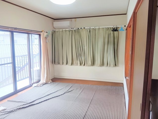 売中古戸建　焼津市石津中町の洋室|7.6帖の南向きの洋室には明るい光が差し込みます！