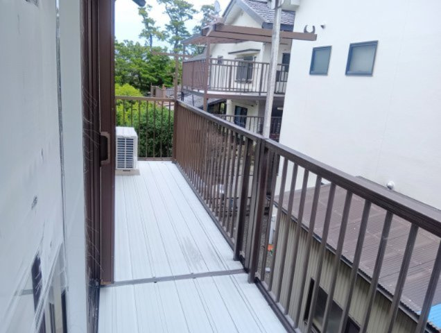 売中古戸建　焼津市石津中町のバルコニー|南向きのバルコニーは洋室と居間から出入りができ、どちらからも洗濯物の出し入れができます！
