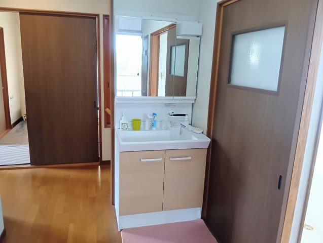 売中古戸建　焼津市石津中町の独立洗面台|シャワー機能に切り替えできる便利な洗面台です！