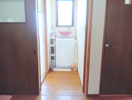 売中古戸建　焼津市石津中町の脱衣所|脱衣所はコンパクトで洗濯機も置けます！