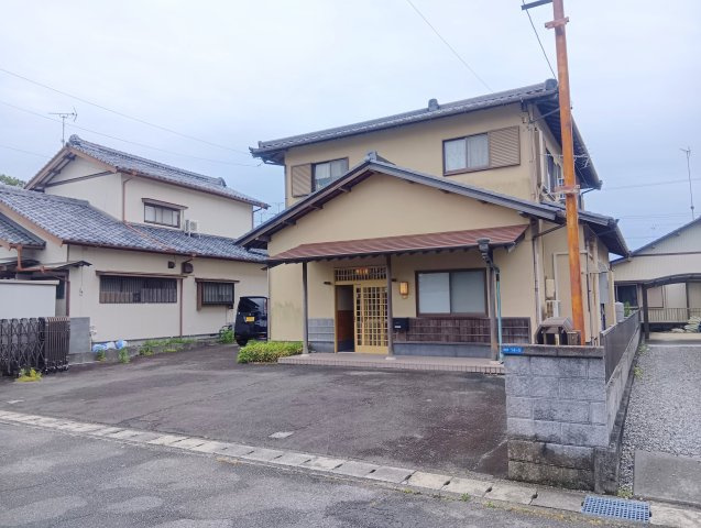 売中古戸建　焼津市石津中町の外観|駐車スペースが豊富で急な来客があっても駐車場には困りません！
