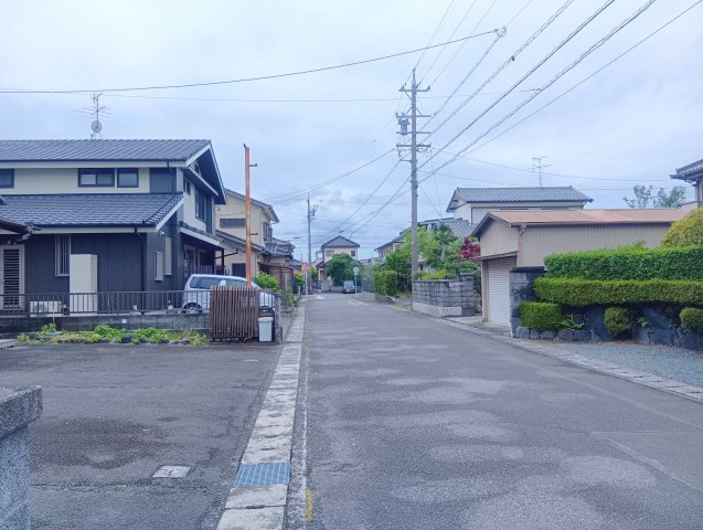 売中古戸建　焼津市石津中町の前面道路含む現地写真|前面道路幅が6メートルあり、余裕をもって入出庫できます！