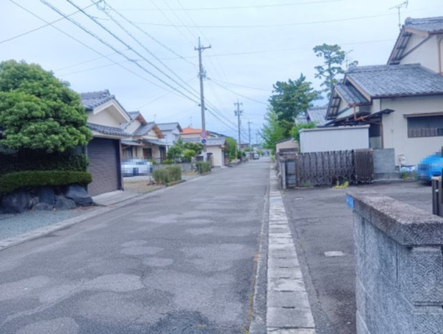 売中古戸建　焼津市石津中町の前面道路含む現地写真|数メートルで公園で、そこを超えれば石津マートまでも徒歩圏内です！