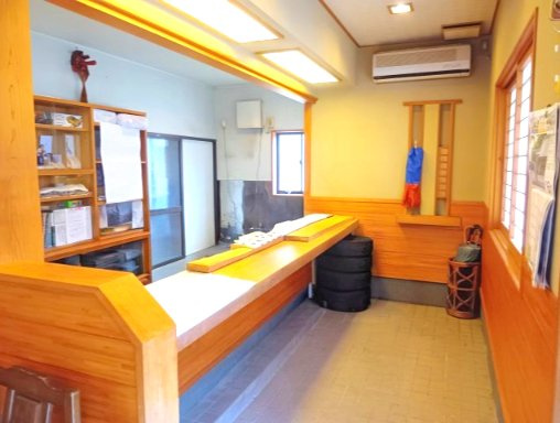 売中古戸建　焼津市石津中町の内装|落ち着きのある木製カウンターはイスを置けばすぐにでもお店の雰囲気になります！
