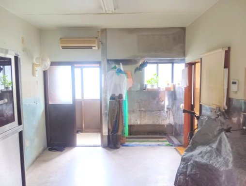 売中古戸建　焼津市石津中町の内装|調理場、和室、階段と接していて勝手口もある便利な導線の厨房です！