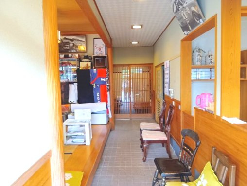 売中古戸建　焼津市石津中町の内装|玄関から入って右手にカウンター、左手に座敷、奥に和室2部屋があります！
