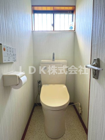 【トイレ】 | 売主/収益/中古戸建/ふじみ野市川崎 | トイレ／温水洗浄付き（2025.08.16撮影）