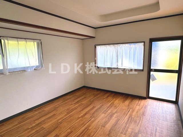 【洋室】 | 売主/収益/中古戸建/ふじみ野市川崎 | 1F／サービスルーム7.3帖　勝手口付き（2025.08.16撮影）
