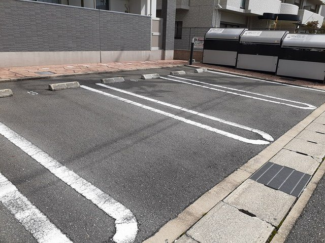 ポーシェガーデン３の駐車場