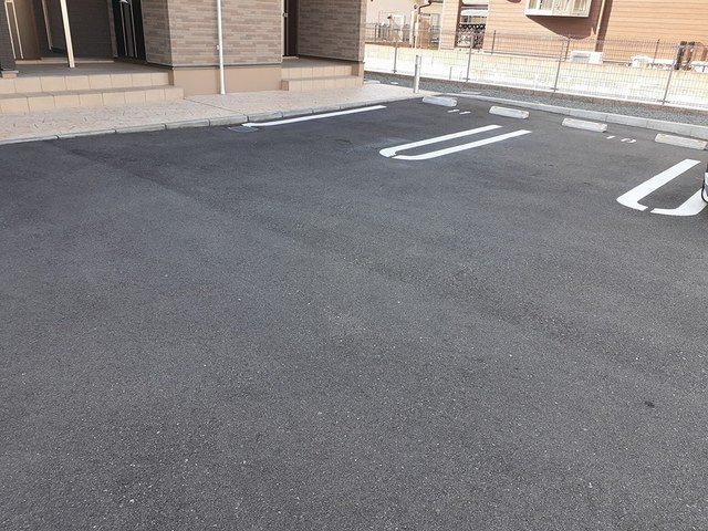 エル　フルーリエⅠの駐車場
