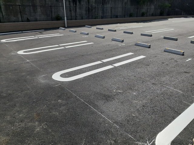 ヴィラ　ドゥ　グレーヌ梅ケ谷Ｃの駐車場
