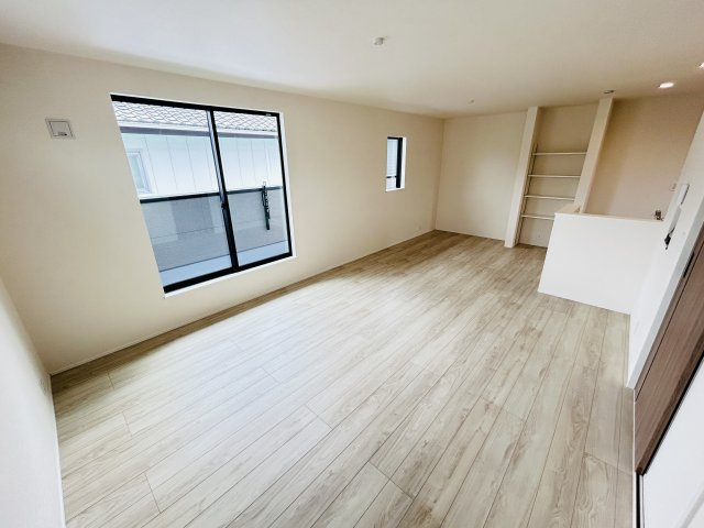 新築　前橋市天川原町１丁目　LIGNAGE　１号棟の居間・リビング|現地写真　17.5帖の広々リビングはご家族みんなでゆったりくつろげます♪