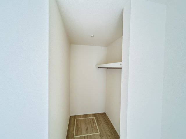 新築　前橋市天川原町１丁目　LIGNAGE　１号棟の収納|現地写真　大型のウォークインクローゼットは収納ラクラク、お部屋スッキリ♪							
