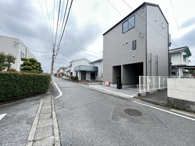 新築　前橋市天川原町１丁目　LIGNAGE　１号棟の前面道路含む現地写真|現地写真　北側接道幅員約6ｍ　東側接道幅員約4ｍ