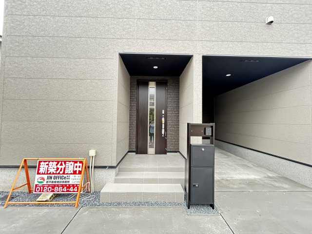 新築　前橋市天川原町１丁目　LIGNAGE　１号棟の玄関|現地写真　ポストと一体型のTVモニターホンでセキュリティ安心！
