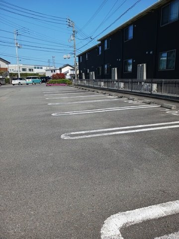 ヴィラ・クリオネＢの駐車場|車をお持ちの方に嬉しい駐車場付きの物件です
