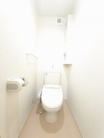 レア・ステーションⅡのトイレ|落ち着いた色調のトイレです