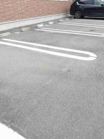 フィールドビーチ八万Ｂの駐車場|車をお持ちの方に嬉しい駐車場付きの物件です
