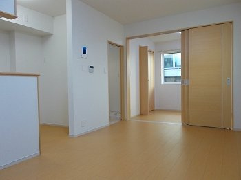 【居間・リビング】 | エスペランサ白国Ⅰ | こちらのリビングで趣味の時間をお楽しみください