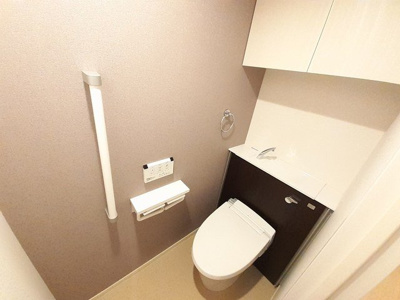【トイレ】 | ｂｏｎｈｅｕｒ姫路栗山町 | ゆったりとした空間のトイレです
