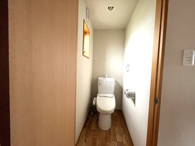 串間市城山　高台に建つ太陽光付き2階建住宅のトイレ|2階にもトイレがあるのがうれしいですね