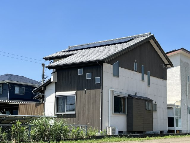 串間市城山　高台に建つ太陽光付き2階建住宅の外観|屋根にソーラーパネルが設置されています