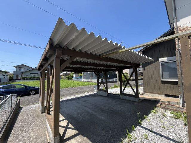 串間市城山　高台に建つ太陽光付き2階建住宅の駐車場|カーポート付きです