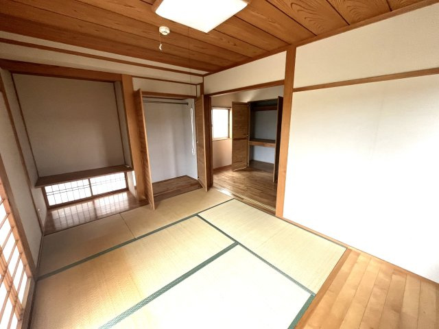 串間市城山　高台に建つ太陽光付き2階建住宅の和室|板の間を含めて6畳の広さがあります