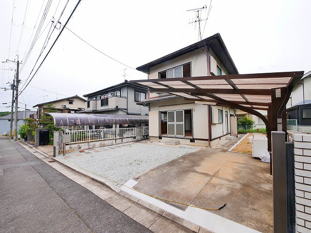 川上町戸建の駐車場
