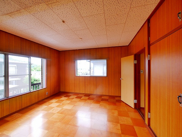 川上町戸建の洋室