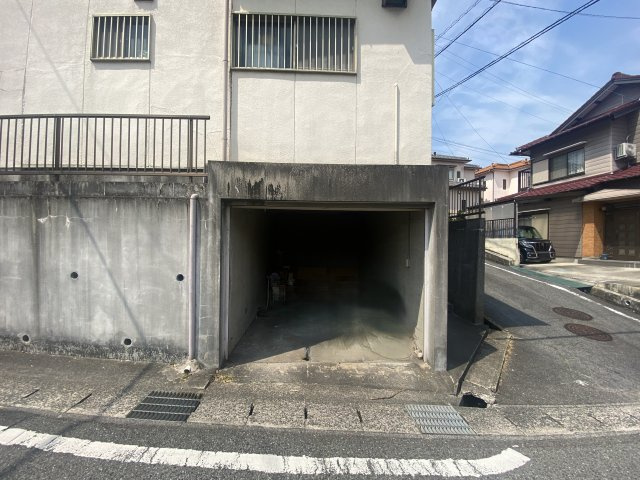 知多市長浦2丁目の外観|R8.6.13撮影　駐車1台可能☆　シャッター付き車庫です！！