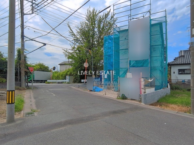 越谷市大字三野宮 新築分譲住宅の前面道路含む現地写真