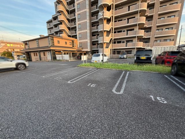 シャトレ愛松稲沢Ⅶの駐車場