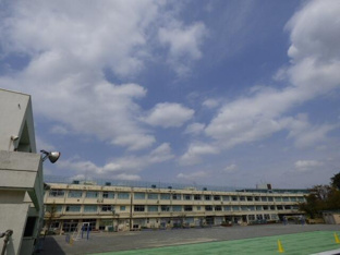 世田谷区立烏山小学校まで612m