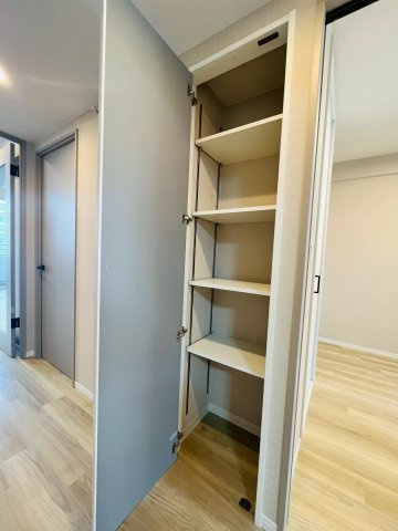 ウィズパークス大阪アクアコートの収納|どのお部屋からもアクセスしやすい廊下の収納スペースです。