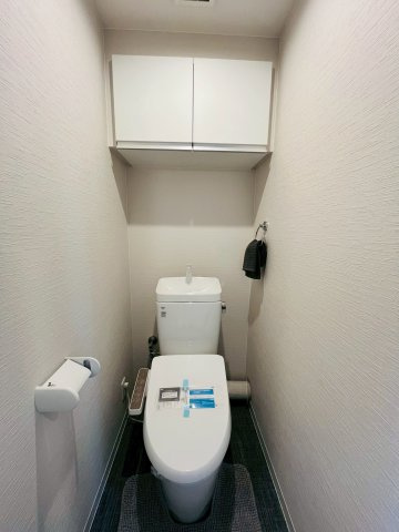 ウィズパークス大阪アクアコートのトイレ|温水洗浄便座完備の洋式トイレ。手元で操作できる壁面リモコンで快適な使い心地。