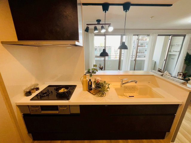 ウィズパークス大阪アクアコートのキッチン|家事をしながらでもリビングを見渡せる対面式キッチン。キッチンに立っている時も、家族や友人の顔を見ながら会話ができます。