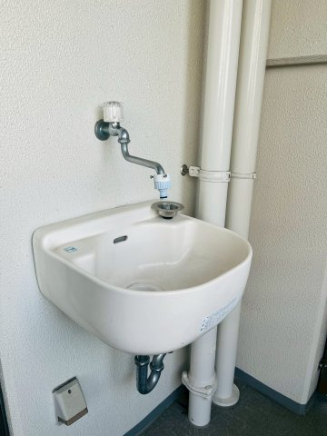 ウィズパークス大阪アクアコートのバルコニー|泥汚れや水遊びにも使えるスロップシンク。