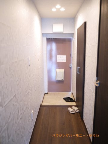 【玄関】 | 赤羽ハイコーポ | 帰り着くたびに洗練されたテイストの空間に迎えられ誇りと喜びを感じる玄関まわりです。