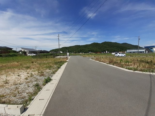 宇土市岩古曽町の売地の前面道路含む現地写真