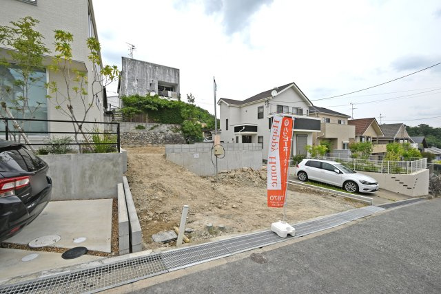 テラシエ泉ガ丘新築一戸建て│4LDK+並列駐車2台可の外観|周辺にはスーパーやドラッグストア、コンビニなどの生活利便施設が揃っており、利便性と住環境のバランスが取れた住環境です。