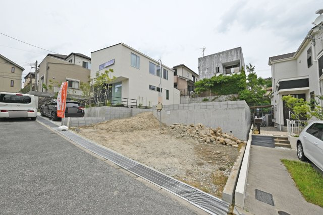 テラシエ泉ガ丘新築一戸建て│4LDK+並列駐車2台可の外観|たっぷりの陽光が差し込む南向きの住まいです。