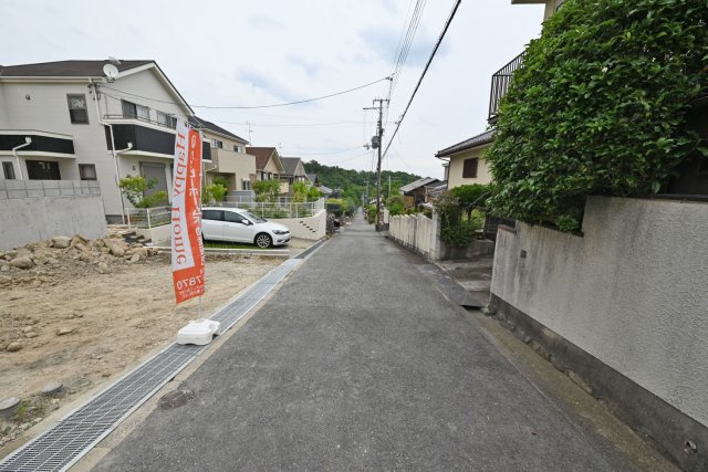テラシエ泉ガ丘新築一戸建て│4LDK+並列駐車2台可の前面道路含む現地写真|お子さまが無理なく通える距離に幼稚園・小学校があり、子育てファミリーに嬉しい住環境になっています。