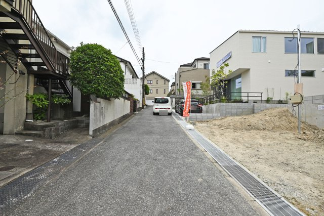 テラシエ泉ガ丘新築一戸建て│4LDK+並列駐車2台可の前面道路含む現地写真|ご不明な税金・諸費用についても丁寧にサポートいたします。現地見学で、住まいのイメージやご希望をぜひお聞かせください。
