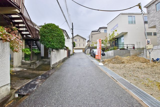 テラシエ泉ガ丘新築一戸建て│4LDK+並列駐車2台可の前面道路含む現地写真|ご不明な税金・諸費用についても丁寧にサポートいたします。現地見学で、住まいのイメージやご希望をぜひお聞かせください。
