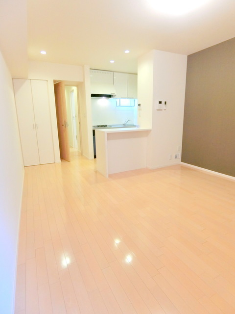ルシオ国立の居間・リビング|★アクセントクロスもあって開放感のあるお部屋です★