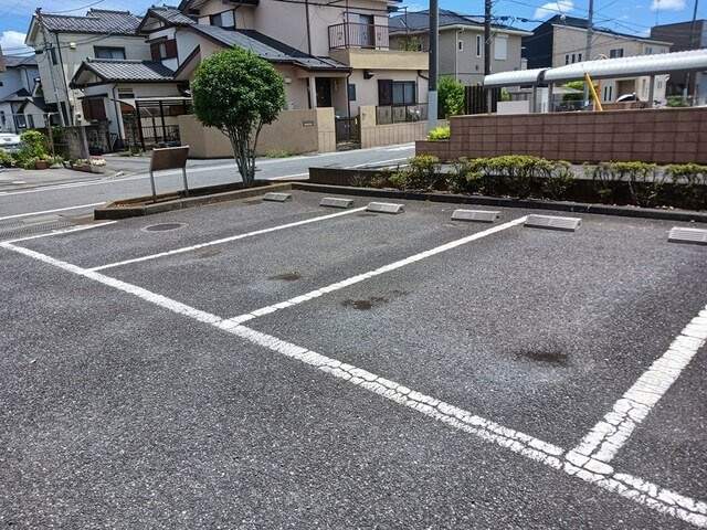 エレガンテ　アルバの駐車場
