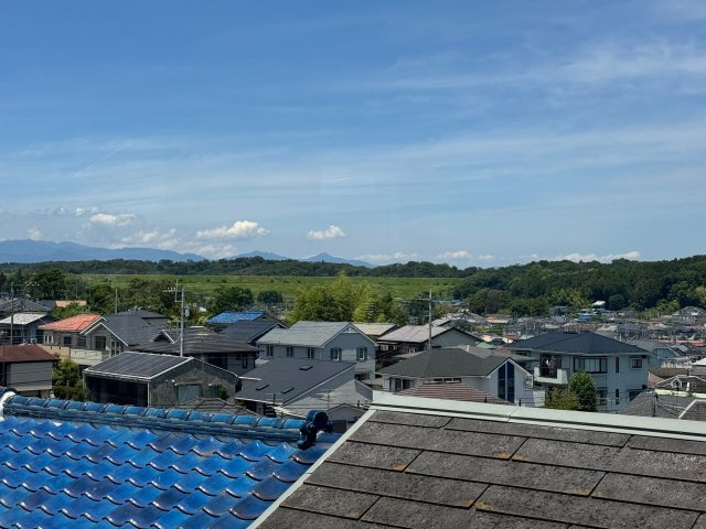 所沢市上山口中古戸建の展望|周囲に高い建物がなくのびやかな眺望が広がる心地よい住環境。窓を開ければ自然の風が通り抜け開放感ある暮らしを楽しめます。
