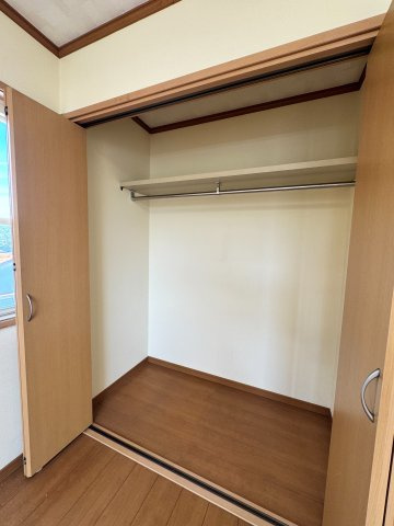 所沢市上山口中古戸建の収納|ロングコートも折らずに収納できるハンガーパイプを完備。洗濯物を畳む手間を省き、一目で服を選べるため朝の身支度もスムーズです。