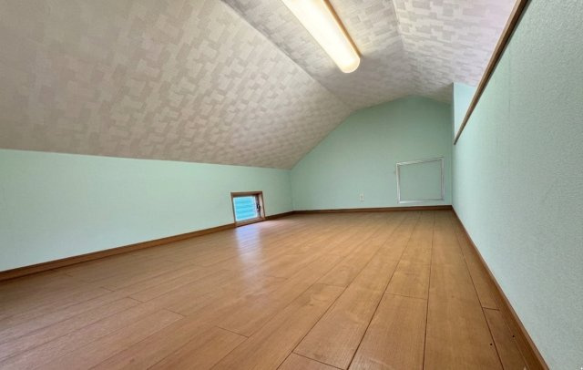 所沢市上山口中古戸建の内装|ロフトがあることで季節物や大きな荷物をスッキリ収納。生活空間が広く使えて、家族みんなが過ごしやすい住まいになります。
